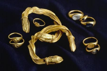 Eine Werkstatt nördlich der Alpen schuf den kunstvollen Goldschmuck, der in der Oetenbachgasse Jahrhunderte im Boden überdauerte.