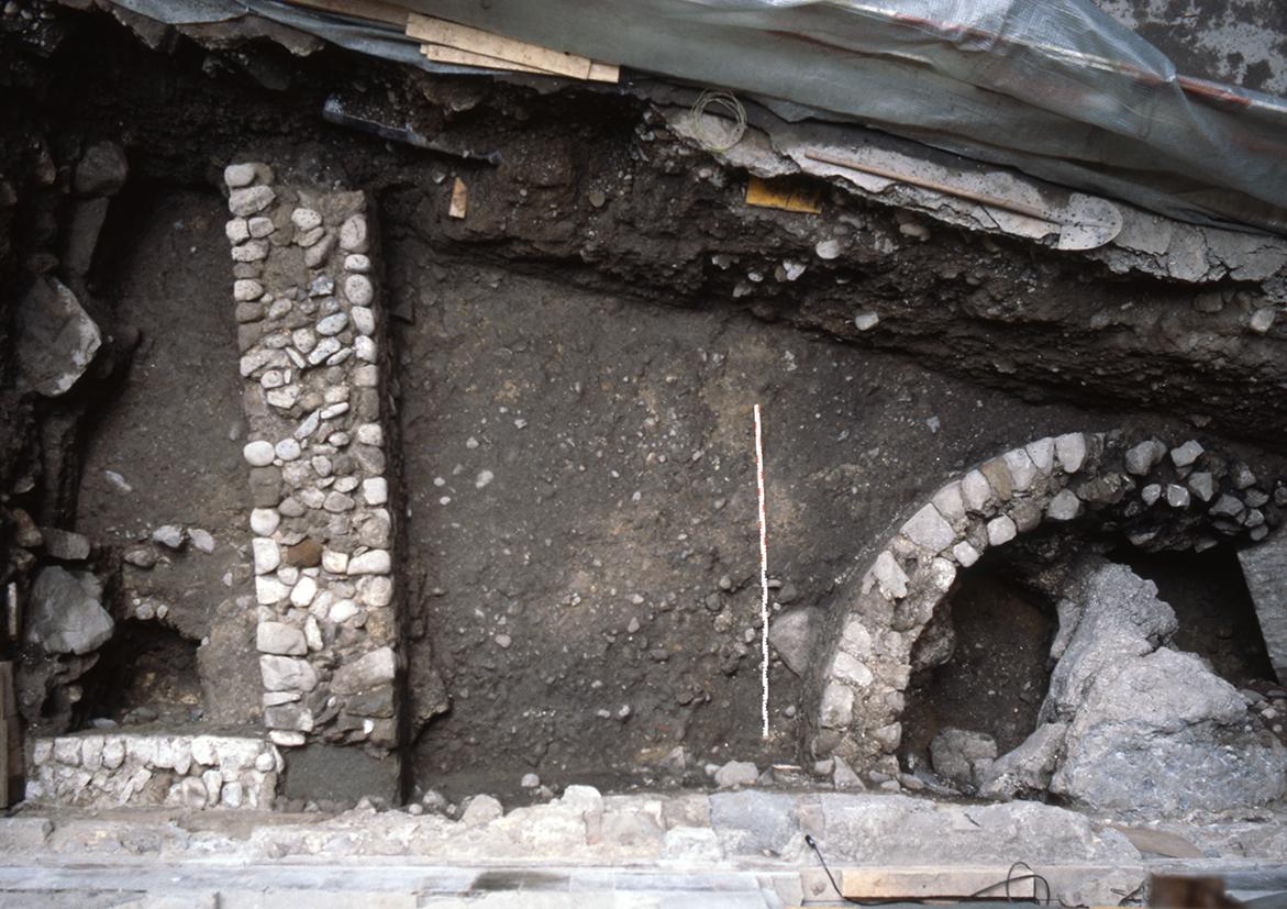 Römische Gebäudereste in der Storchengasse: ein kultischer Rundbau aus der Frühzeit der Siedlung und die Mauer eines viereckigen Gebäudes. 