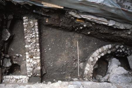 Römische Gebäudereste in der Storchengasse: ein kultischer Rundbau aus der Frühzeit der Siedlung und die Mauer eines viereckigen Gebäudes. 