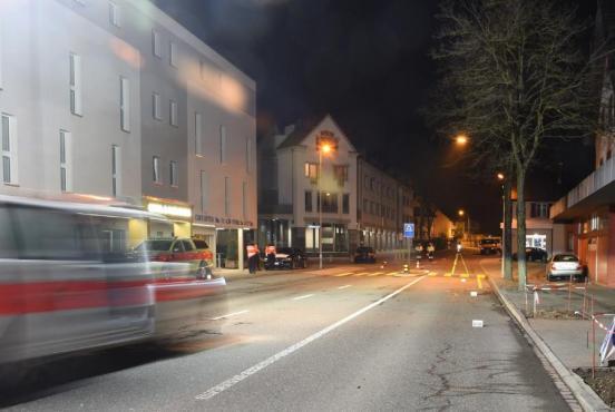 Die Kantonspolizei sichert Spuren am Unfallort