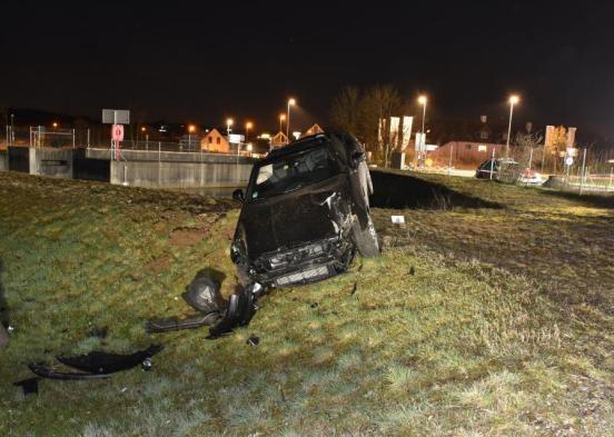 Stark beschädigtes Unfallfahrzeug an Wiesenbord