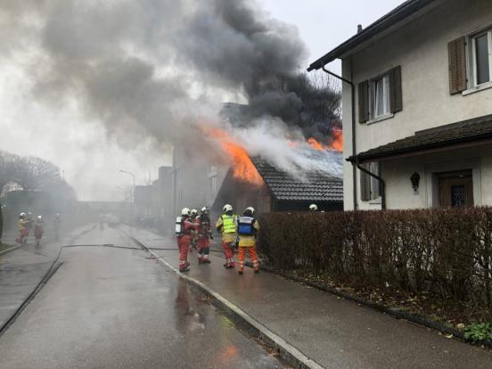 Lagergebäude im Brand