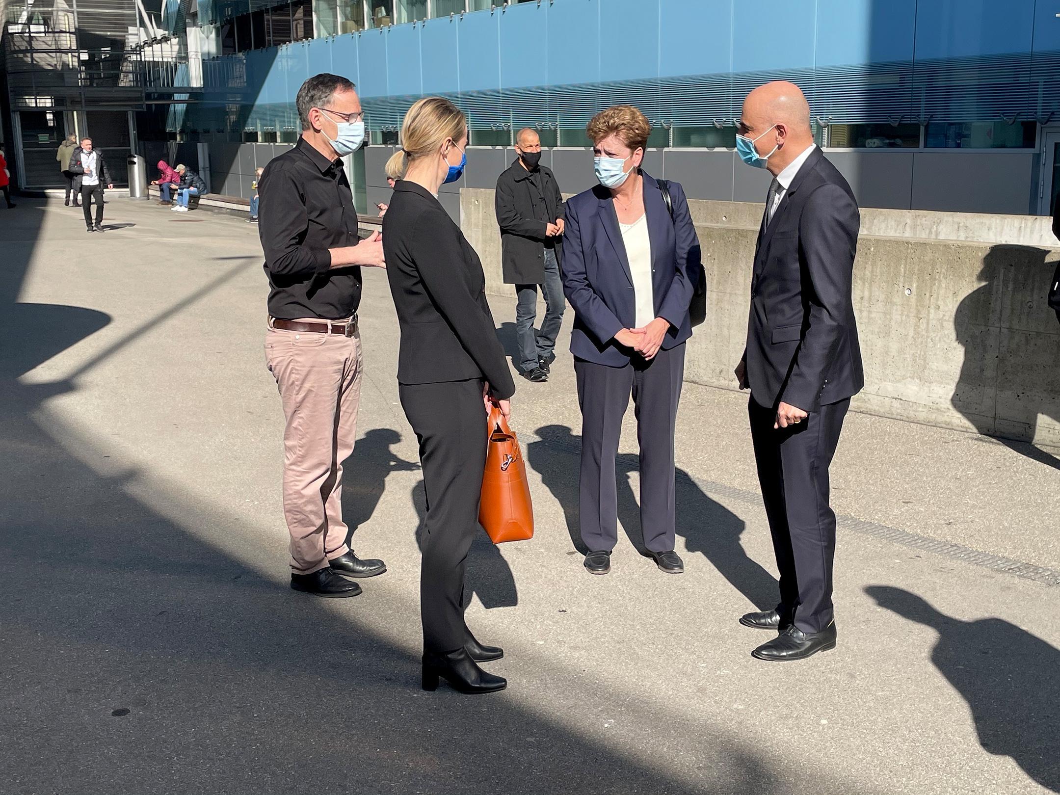 Bundesrat Alain Berset besucht heute den Kanton Zürich und informiert sich vor Ort am Flughafen Zürich über das Contact Tracing und die Personenabfertigung während der Corona-Pandemie.
