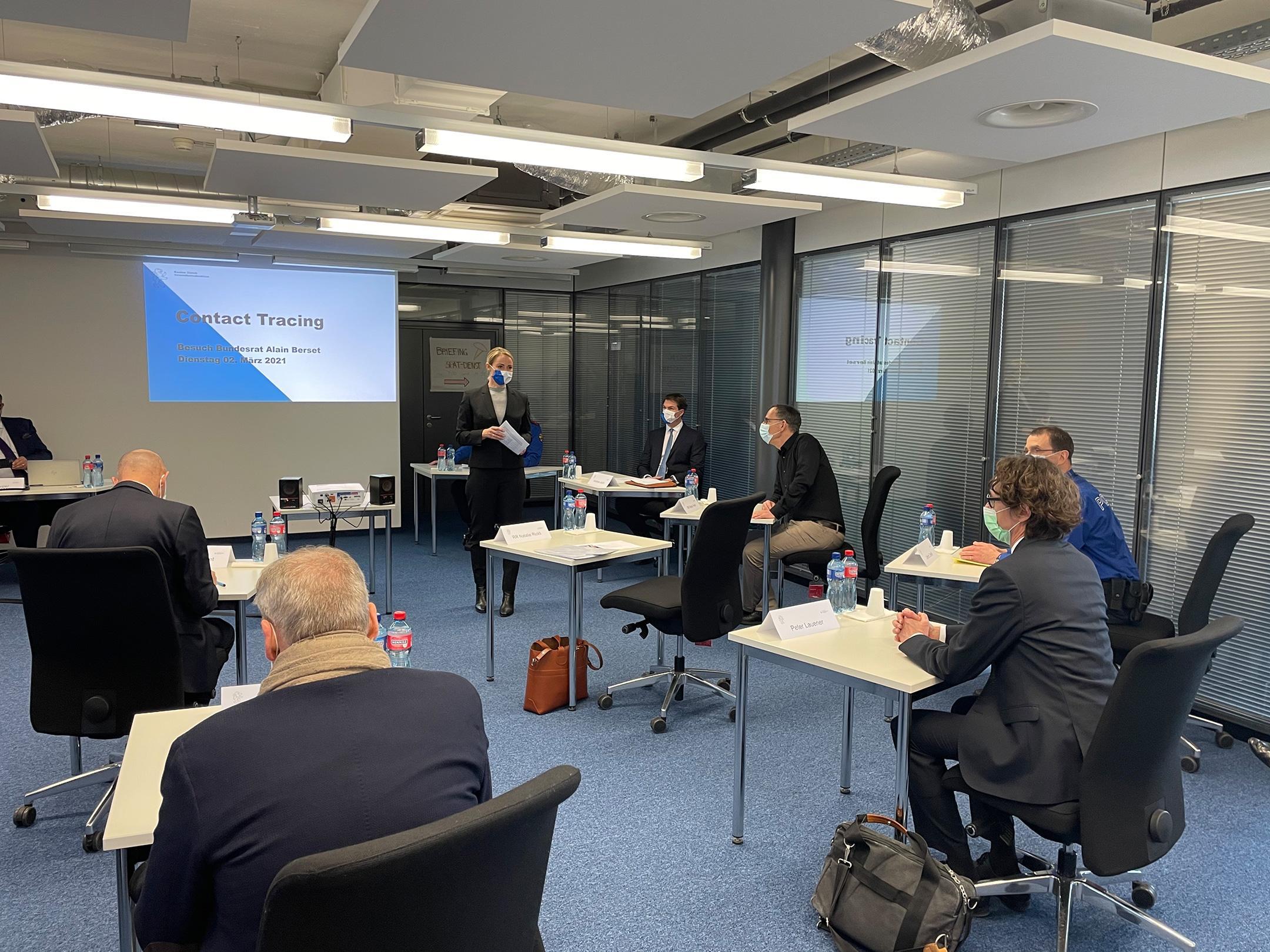 Bundesrat Alain Berset besucht heute den Kanton Zürich und informiert sich vor Ort am Flughafen Zürich über das Contact Tracing und die Personenabfertigung während der Corona-Pandemie.