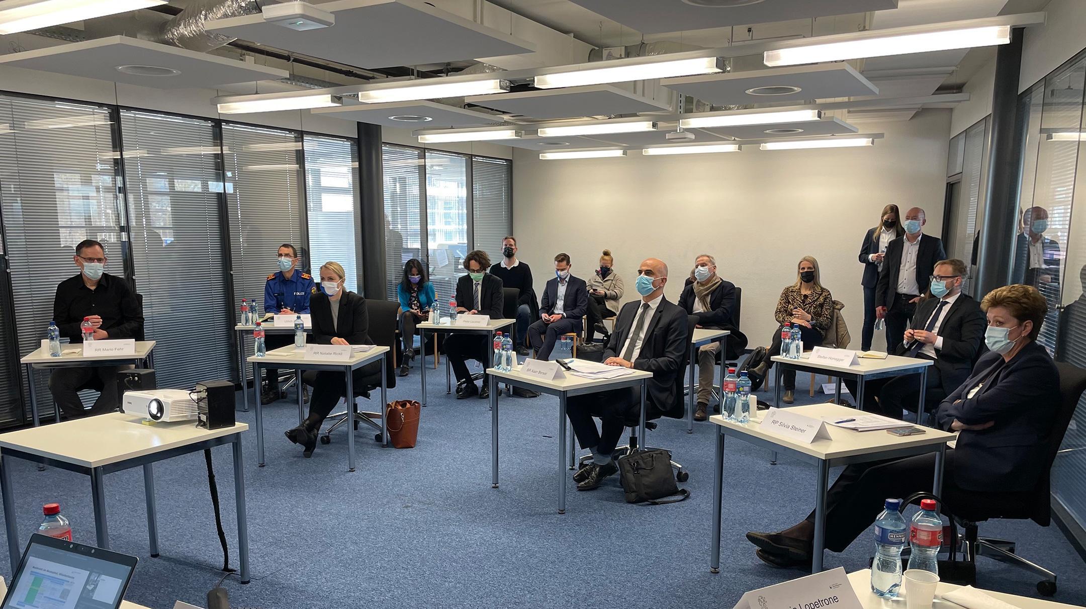 Bundesrat Alain Berset besucht heute den Kanton Zürich und informiert sich vor Ort am Flughafen Zürich über das Contact Tracing und die Personenabfertigung während der Corona-Pandemie.