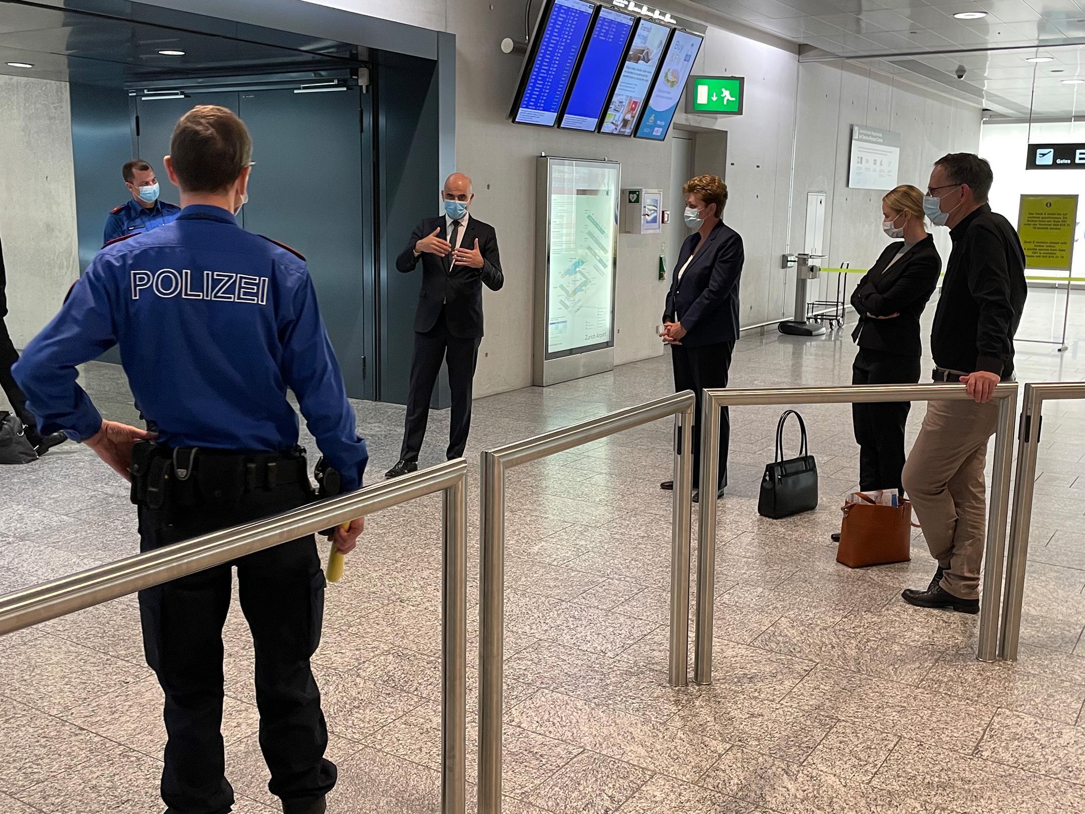 Bundesrat Alain Berset besucht heute den Kanton Zürich und informiert sich vor Ort am Flughafen Zürich über das Contact Tracing und die Personenabfertigung während der Corona-Pandemie.