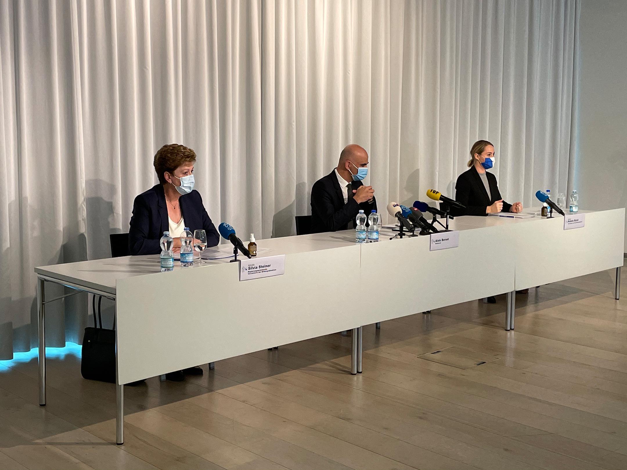 Point de Presse mit Bundesrat Alain Berset, Vorsteher des Eidgenössischen Departements des Innern, Silvia Steiner, Regierungspräsidentin und Natalie Rickli, Gesundheitsdirektorin, an den Flughafen Zürich.