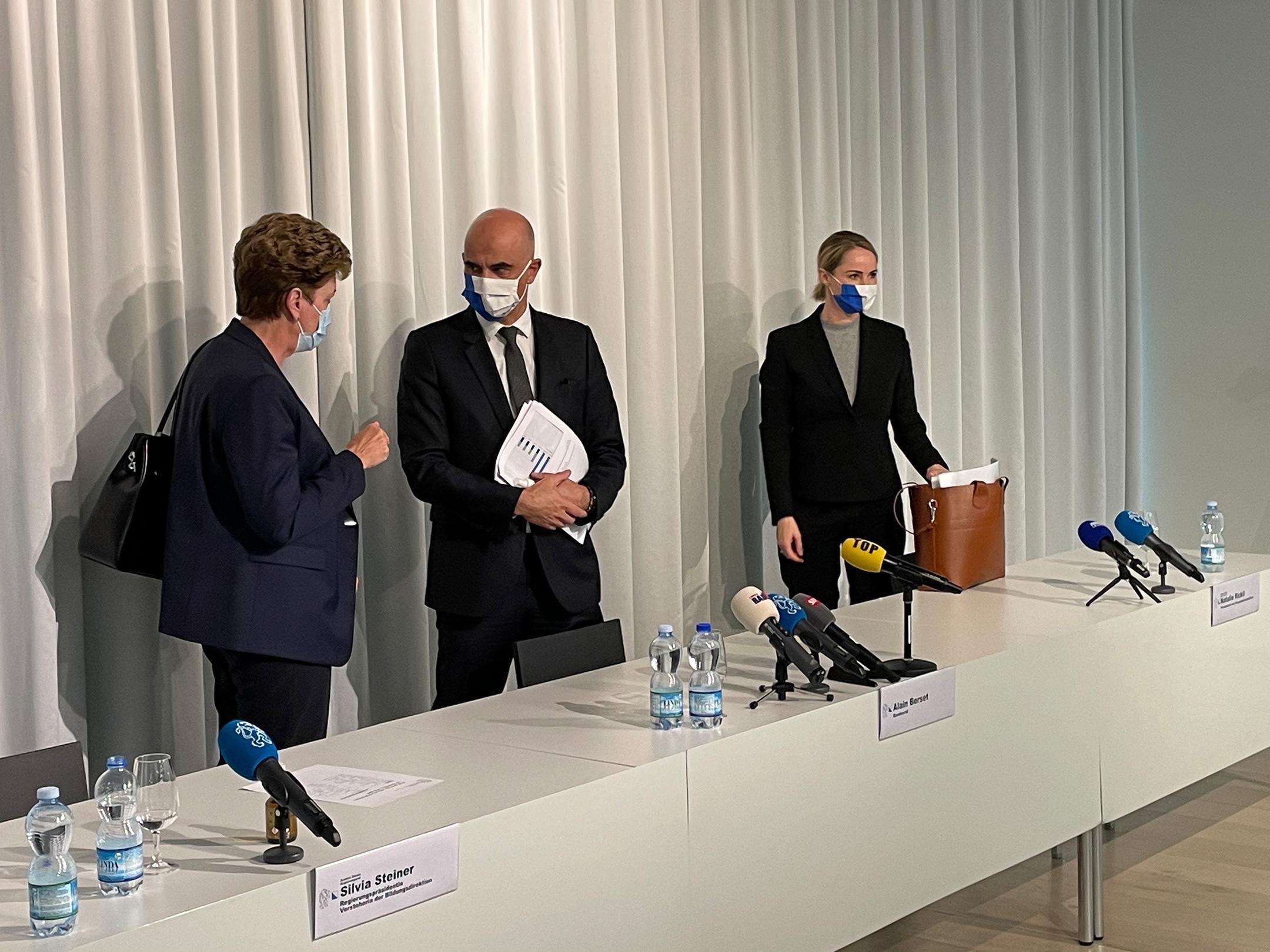 Point de Presse mit Bundesrat Alain Berset, Vorsteher des Eidgenössischen Departements des Innern, Silvia Steiner, Regierungspräsidentin und Natalie Rickli, Gesundheitsdirektorin, an den Flughafen Zürich.