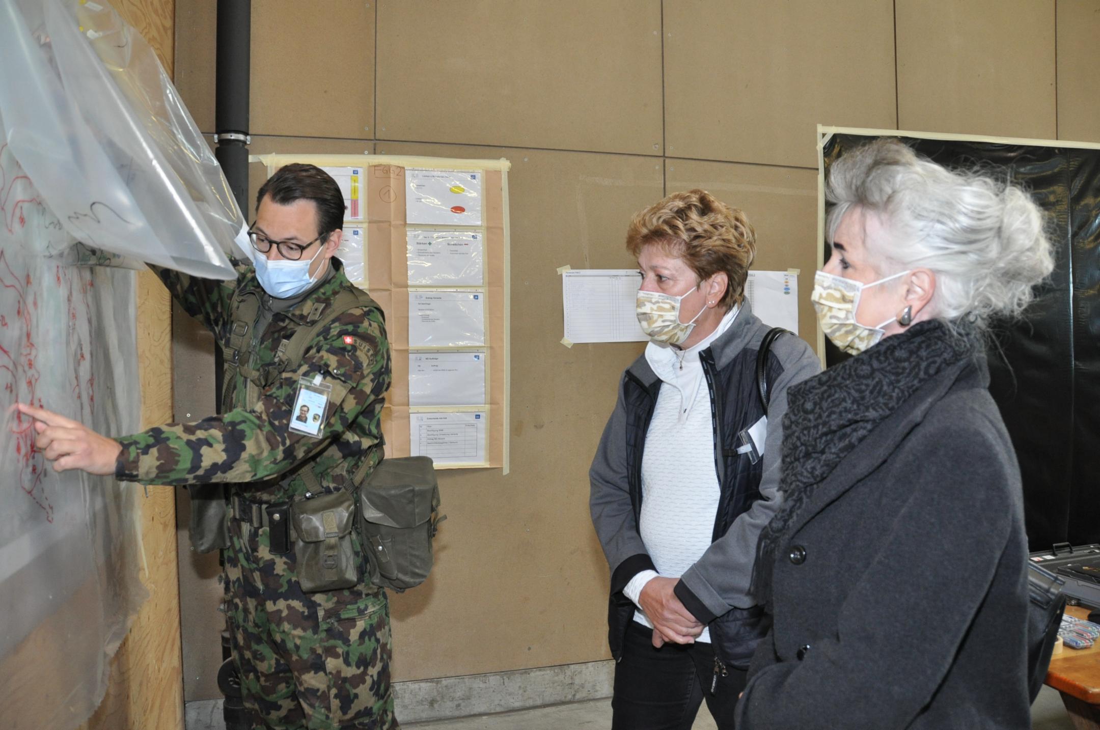 Regierungspräsidentin Silvia Steiner und Regierungsrätin Carmen Walker Späh auf Truppenbesuch