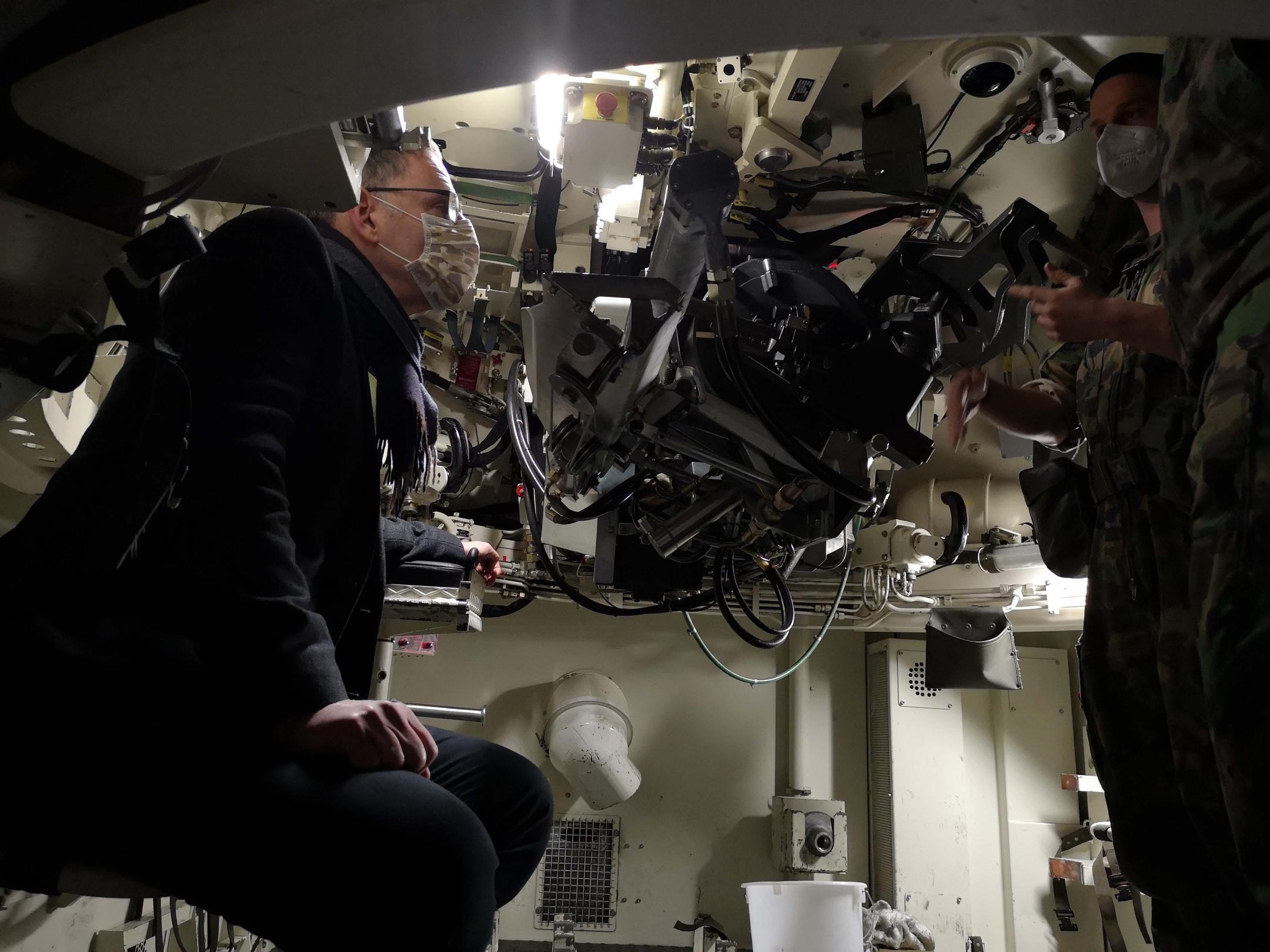 TruppRegierungsrat Mario Fehr ist beeindruckt ob der komplizieren Technik im Simulatorenbesuch