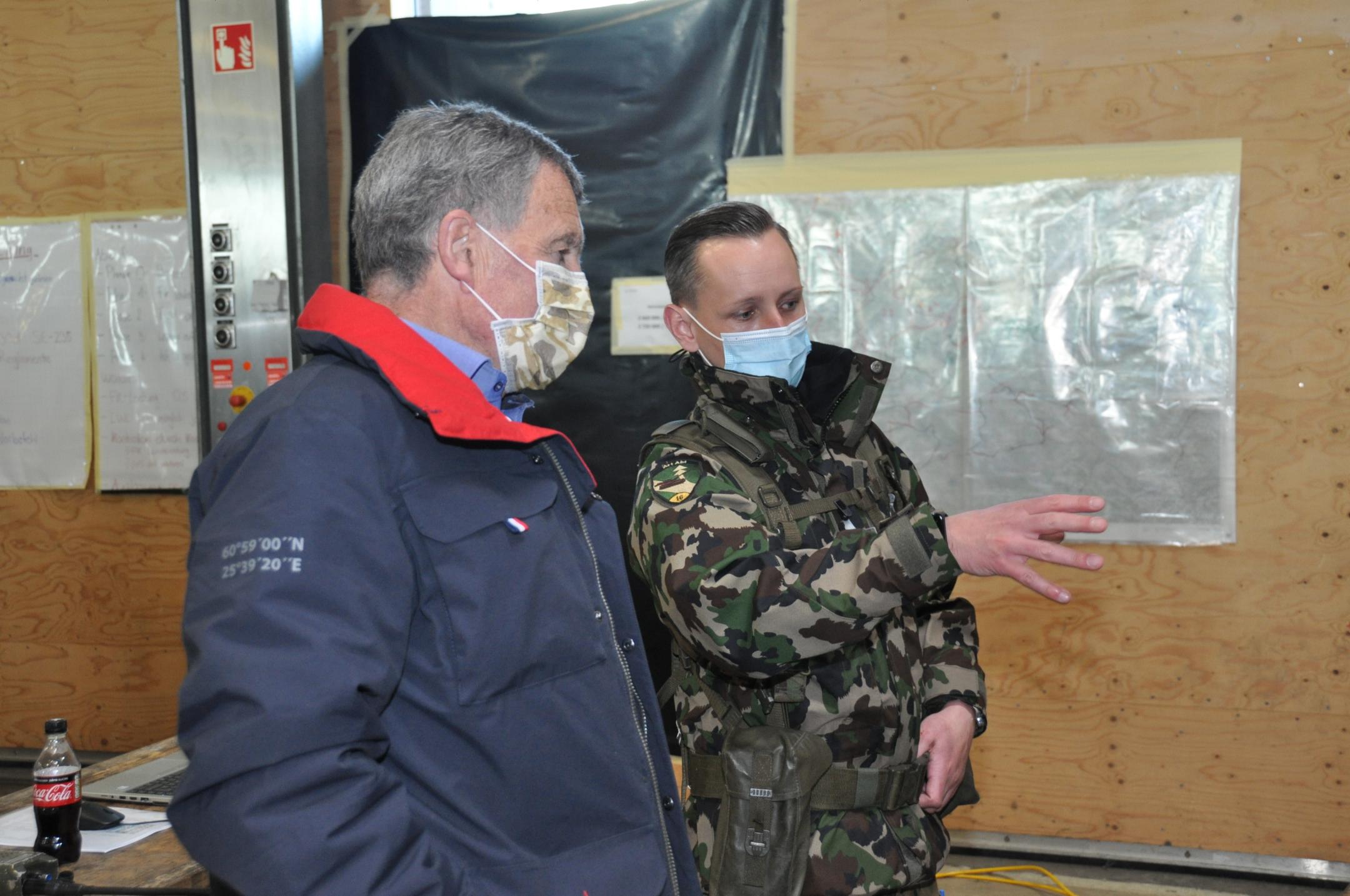 Regierungsrat Ernst Stocker lässt sich die Aufgaben der Artillerieabteilung 16 erläutern