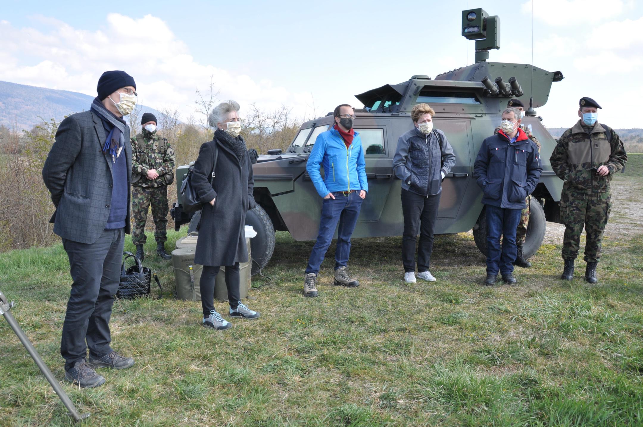 Die Delegation des Regierungsrates nimmt einen Augenschein auf dem Gelände des Waffenplatzes Bière