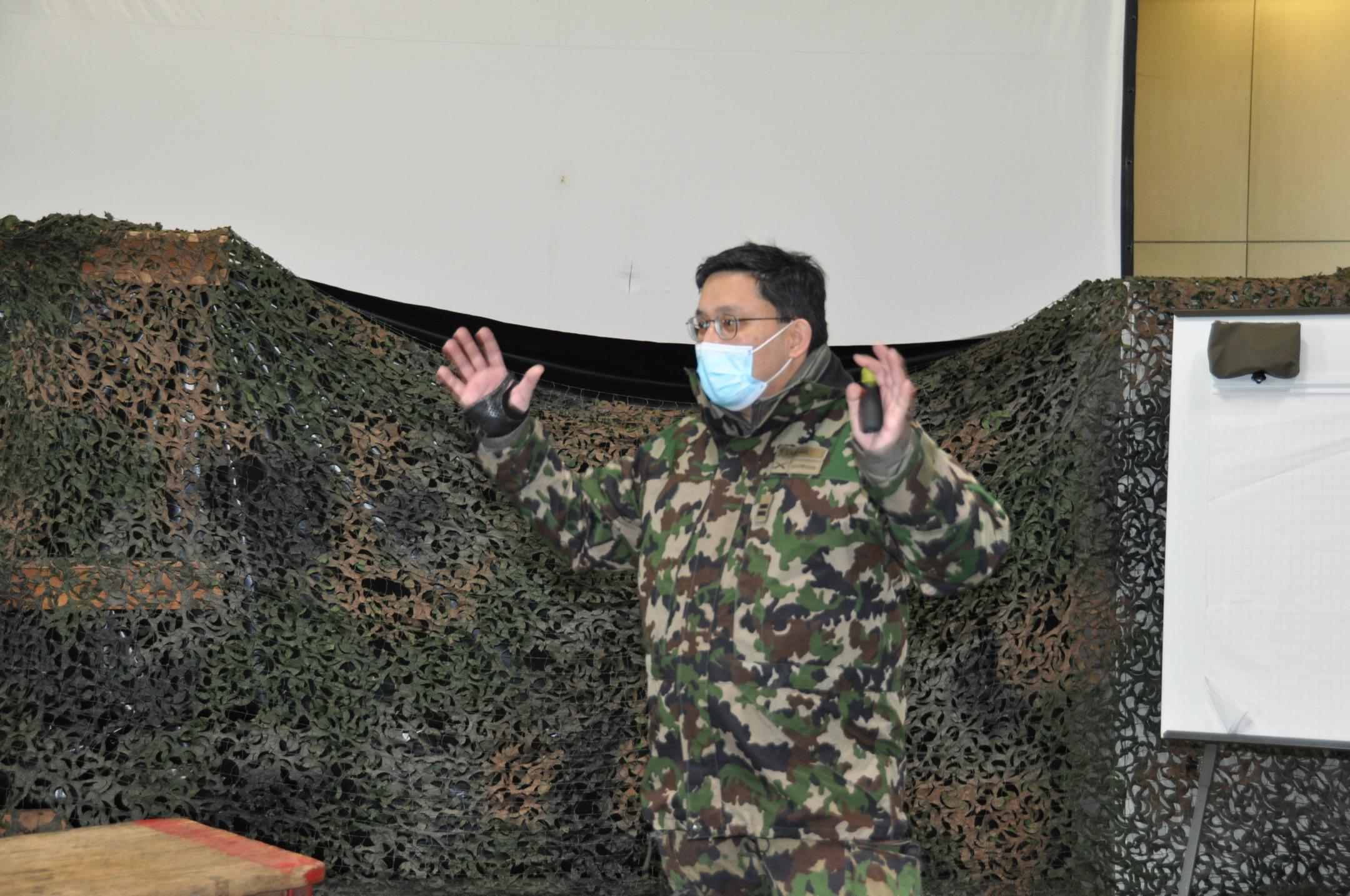 Bataillonskommandant Oberstleutnant im Generalstab Tenzin Lamdark arbeitet im zivilen Leben im Kantonsspital Winterthur als Oberarzt in der Chirurgie