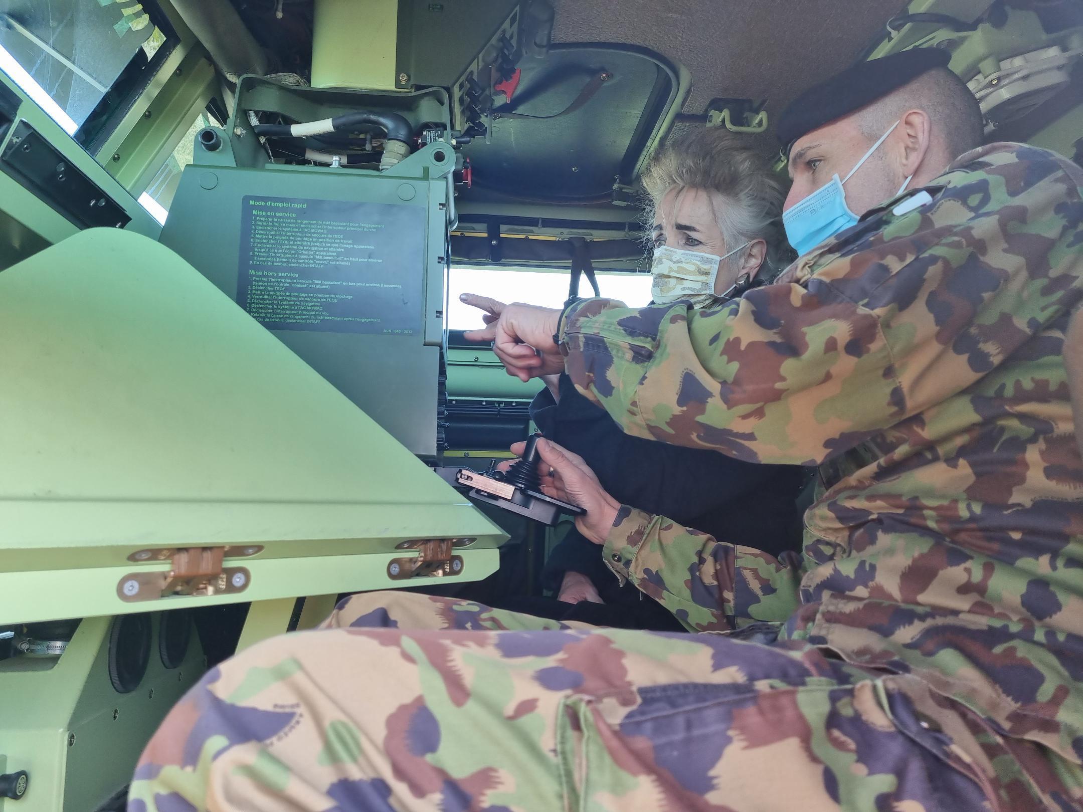 Regierungsrätin Carmen Walker Späh informiert sich über die Aufgaben der Artillerie