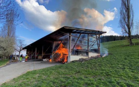 Brand in Geräteunterstand