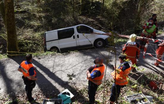 Die Feuerwehr sichert den Lieferwagen vor dem Abrutsch