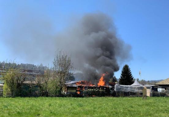 Dichte Rauchwolke nach Schrebergartenbrand