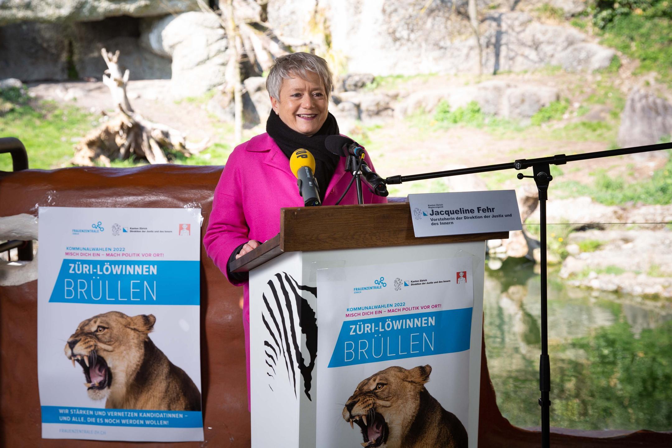 Mit einer Medienkonferenz vor dem Löwinnen-Gehege im Zoo Zürich haben JI-Vorsteherin Jacqueline Fehr und Frauenzentrale-Präsidentin Rosmarie Quadranti die Kampagne am Freitag gestartet. In einem symbolischen Akt hat ihnen dabei «alliance F»-Vertreterin Agnes Schubert den Stab überreicht und der Zürcher Aktion gutes Gelingen gewünscht.JI-Vorsteherin Jacqueline Fehr Zuerich, 16.4.2021