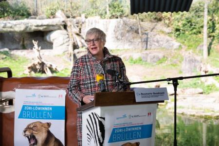 Mit einer Medienkonferenz vor dem Löwinnen-Gehege im Zoo Zürich haben JI-Vorsteherin Jacqueline Fehr und Frauenzentrale-Präsidentin Rosmarie Quadranti die Kampagne am Freitag gestartet. In einem symbolischen Akt hat ihnen dabei «alliance F»-Vertreterin Agnes Schubert den Stab überreicht und der Zürcher Aktion gutes Gelingen gewünscht.Rosmarie QuadrantiZuerich, 16.4.2021