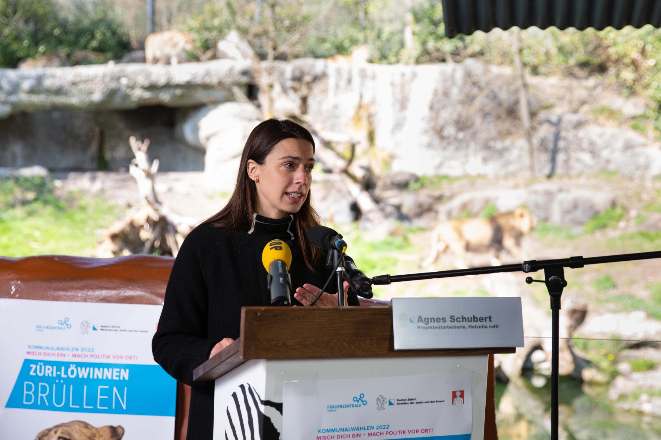 Mit einer Medienkonferenz vor dem Löwinnen-Gehege im Zoo Zürich haben JI-Vorsteherin Jacqueline Fehr und Frauenzentrale-Präsidentin Rosmarie Quadranti die Kampagne am Freitag gestartet. In einem symbolischen Akt hat ihnen dabei «alliance F»-Vertreterin Agnes Schubert den Stab überreicht und der Zürcher Aktion gutes Gelingen gewünscht.Agnes SchubertZuerich, 16.4.2021