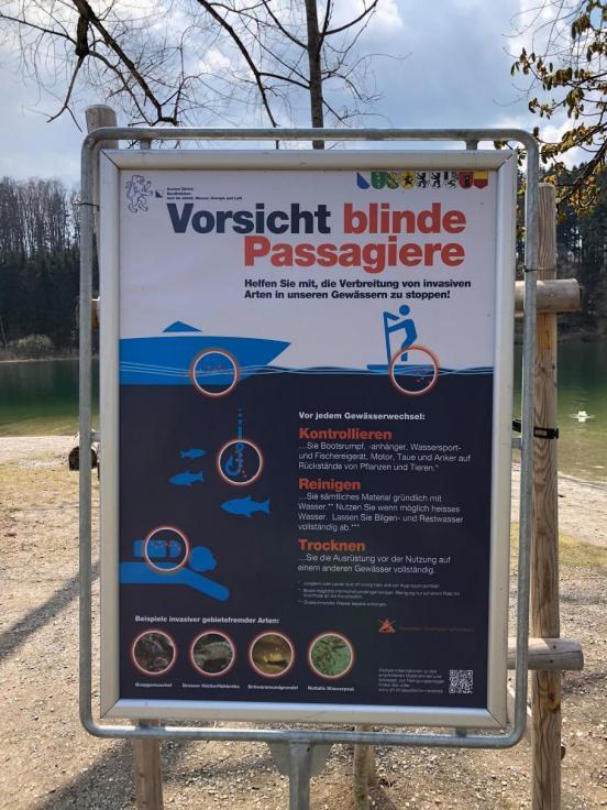 Plakat in Plakatständer am Ufer des Türlersees