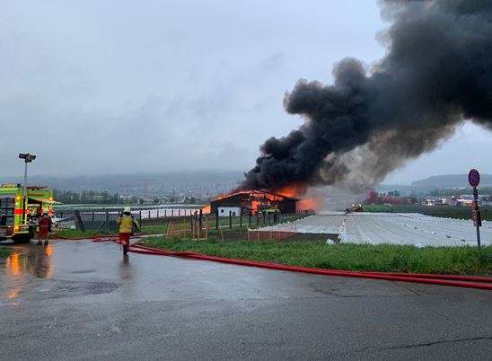 Betriebsgebäude in Flammen