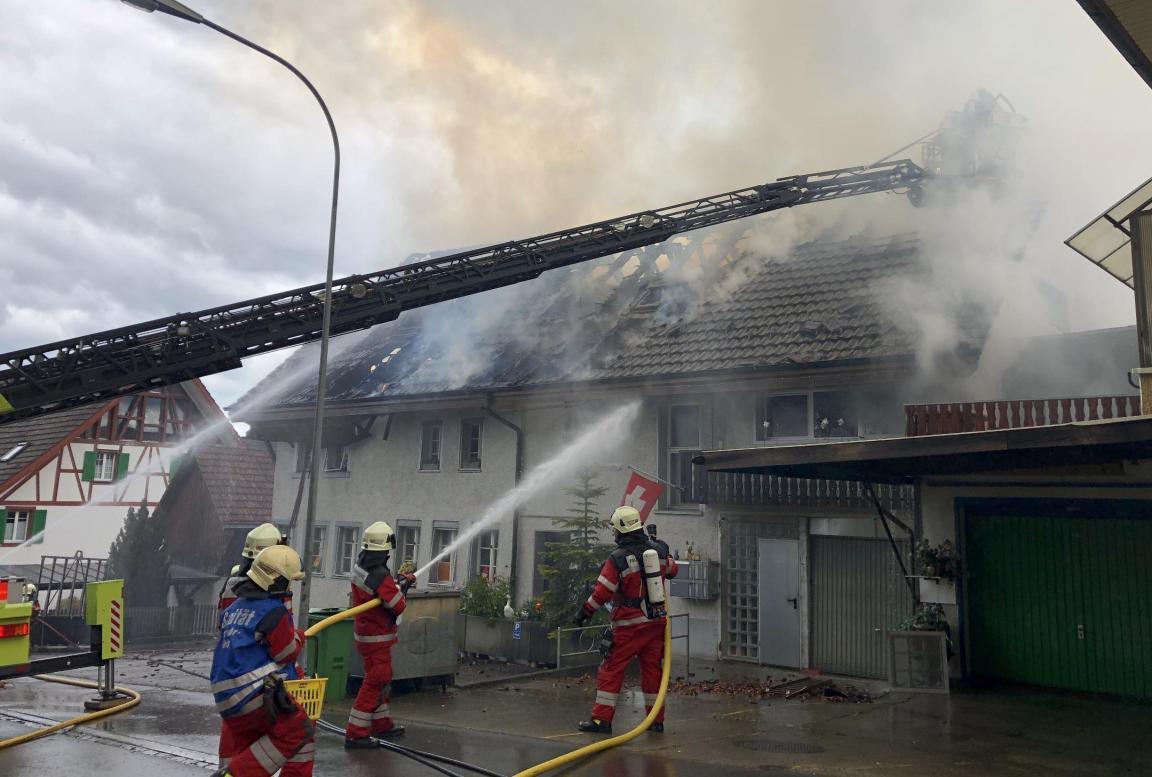 Feuerwehr bei den Löscharbeiten beim Brand eines Mehrfamilienhauses