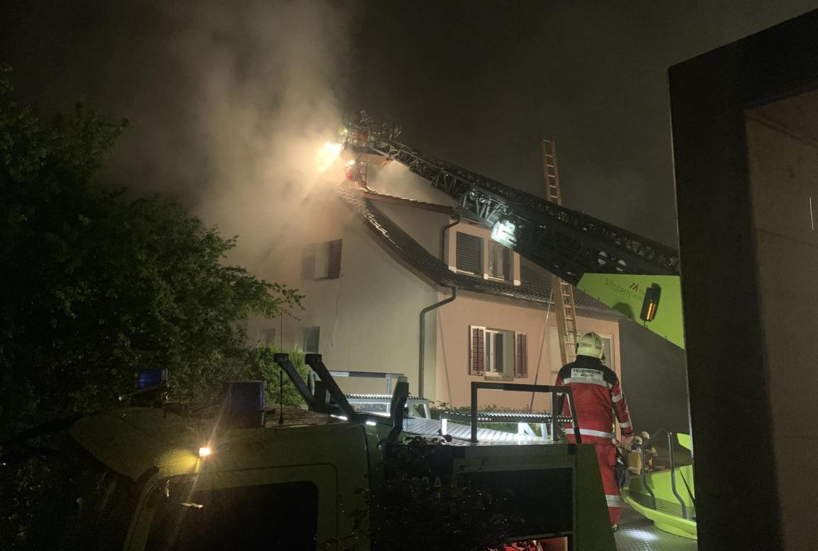 Feuerwehr bei den Löscharbeiten an einem brennenden Einfamilienhaus
