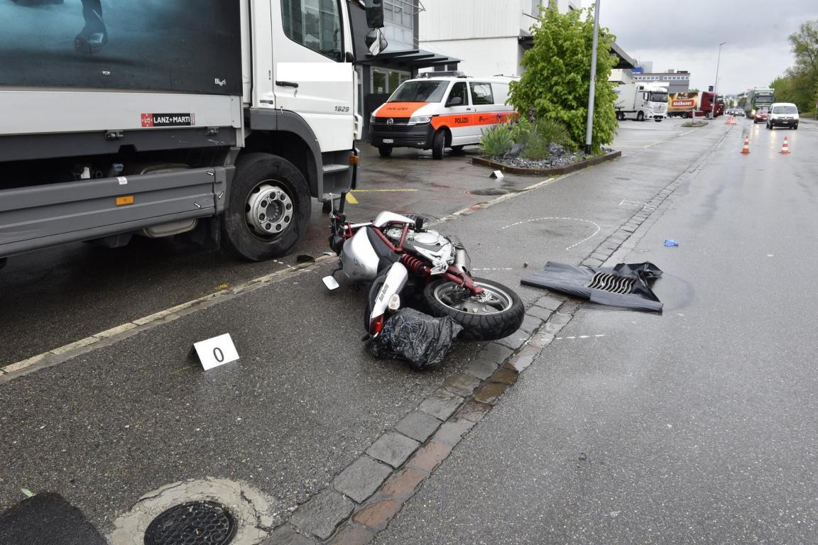 Ein am Boden liegendes Motorrad neben einem Lastwagen