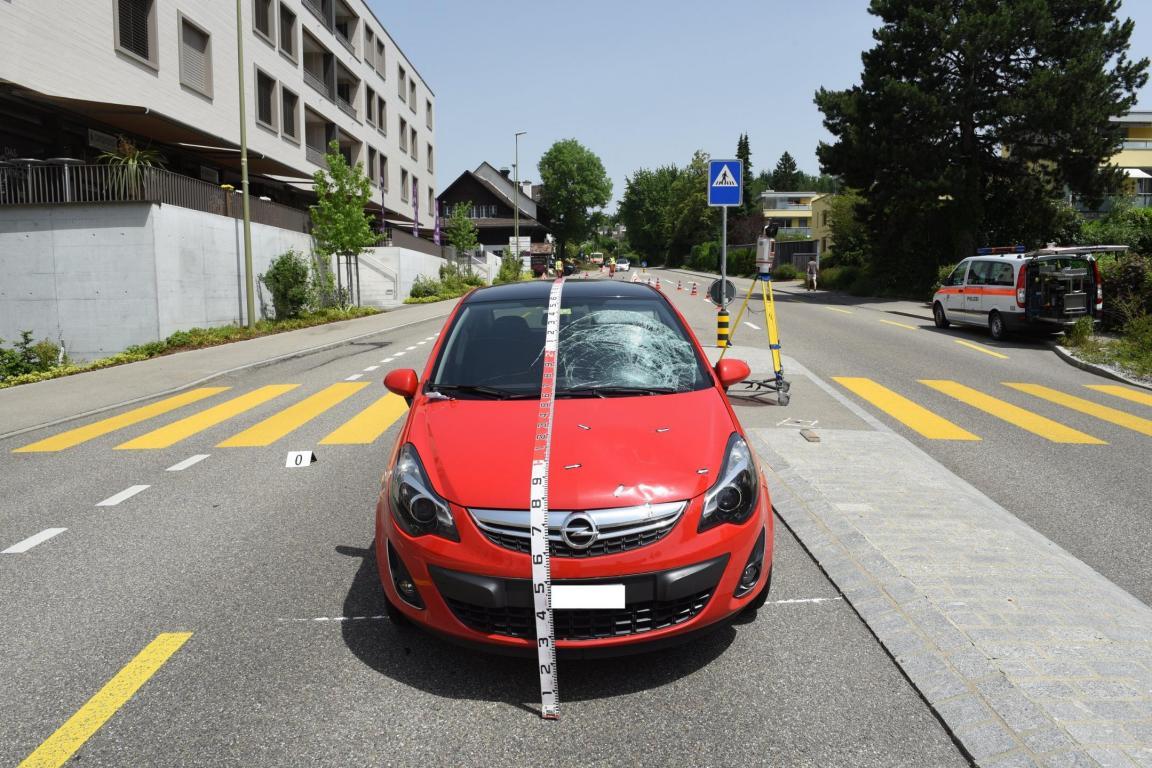 Beschädigtes Auto auf der Strasse mit Markierungen der Spurensicherung