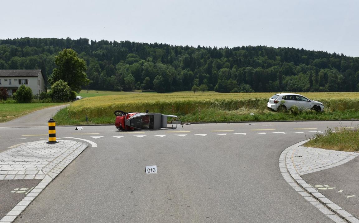 Umgekipptes Elektro-Invaliedenfahrzeug in Kreuzungsbereich