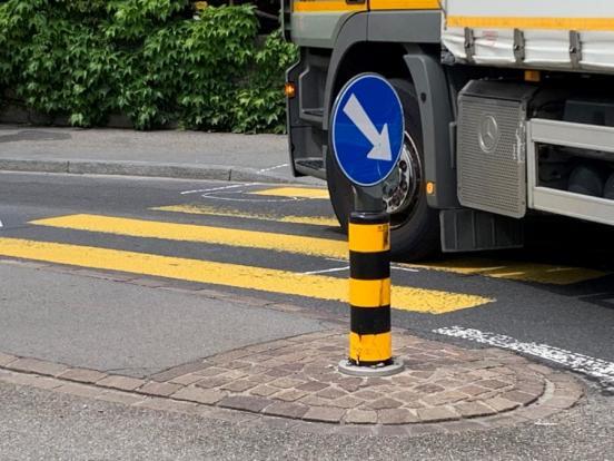 LKW in Kollisionsendstellung auf Fussgängerstreifen