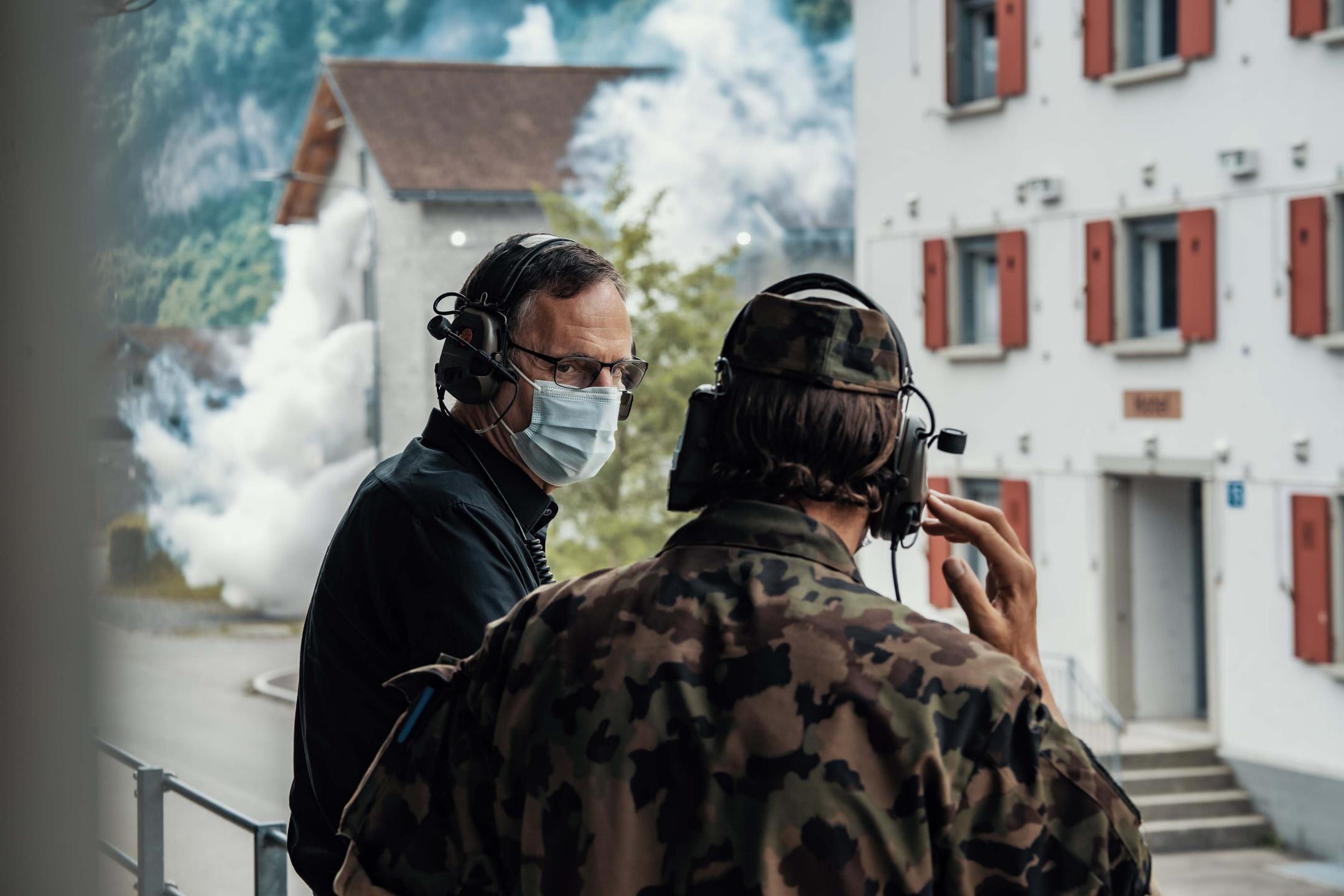 Regierungsrat Mario Fehr beobachtet die Übung im überbauten Gelände