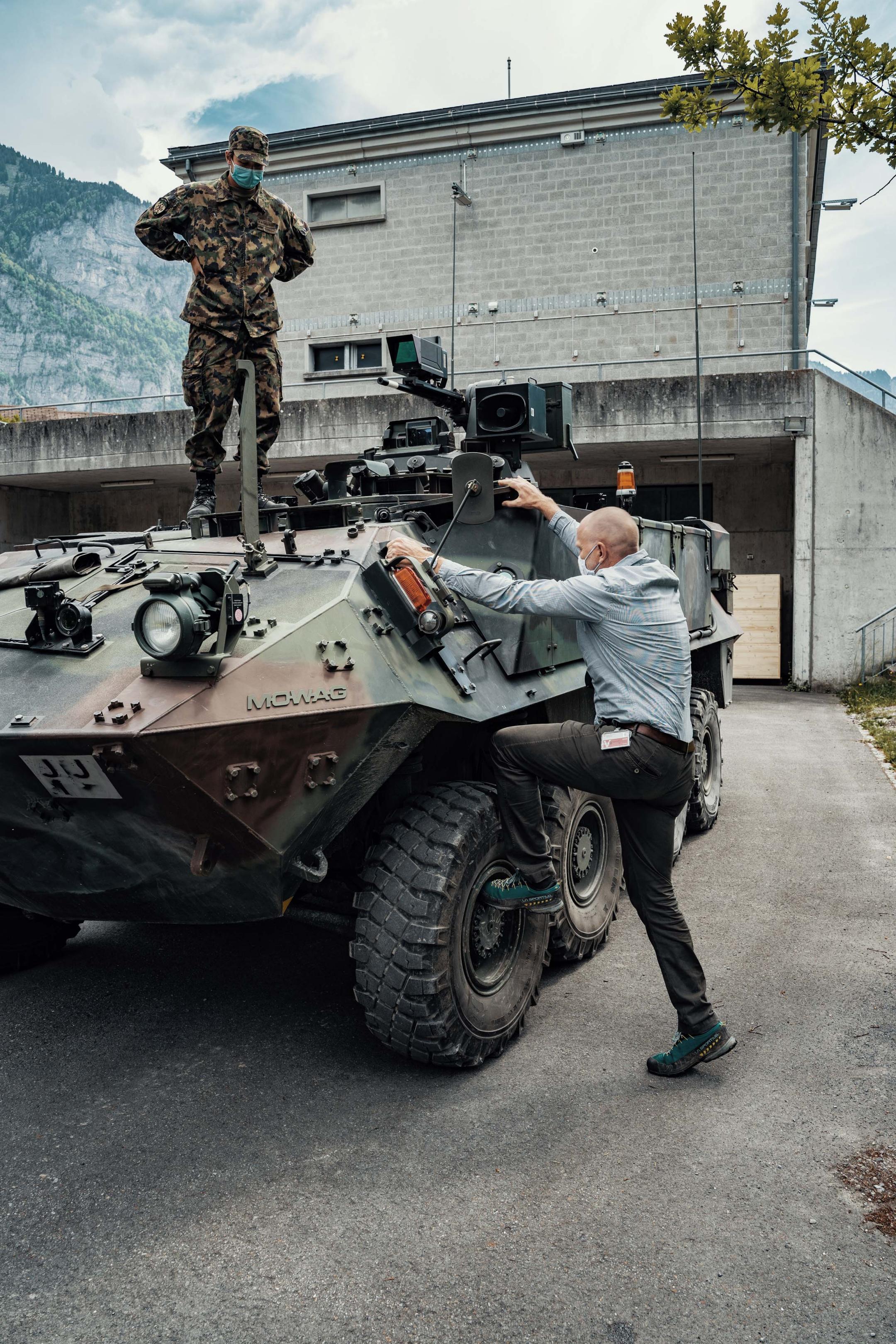 Kantonsratspräsident Benno Scherrer lässt sich einen Radschützenpanzer aus nächster Nähe zeigen
