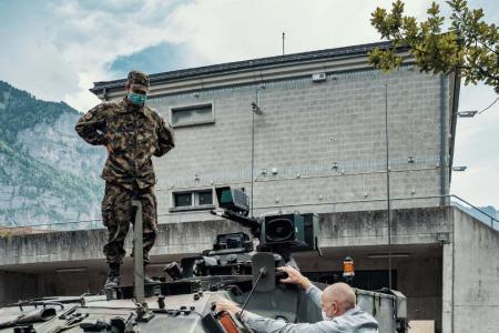 Kantonsratspräsident Benno Scherrer lässt sich einen Radschützenpanzer aus nächster Nähe zeigen