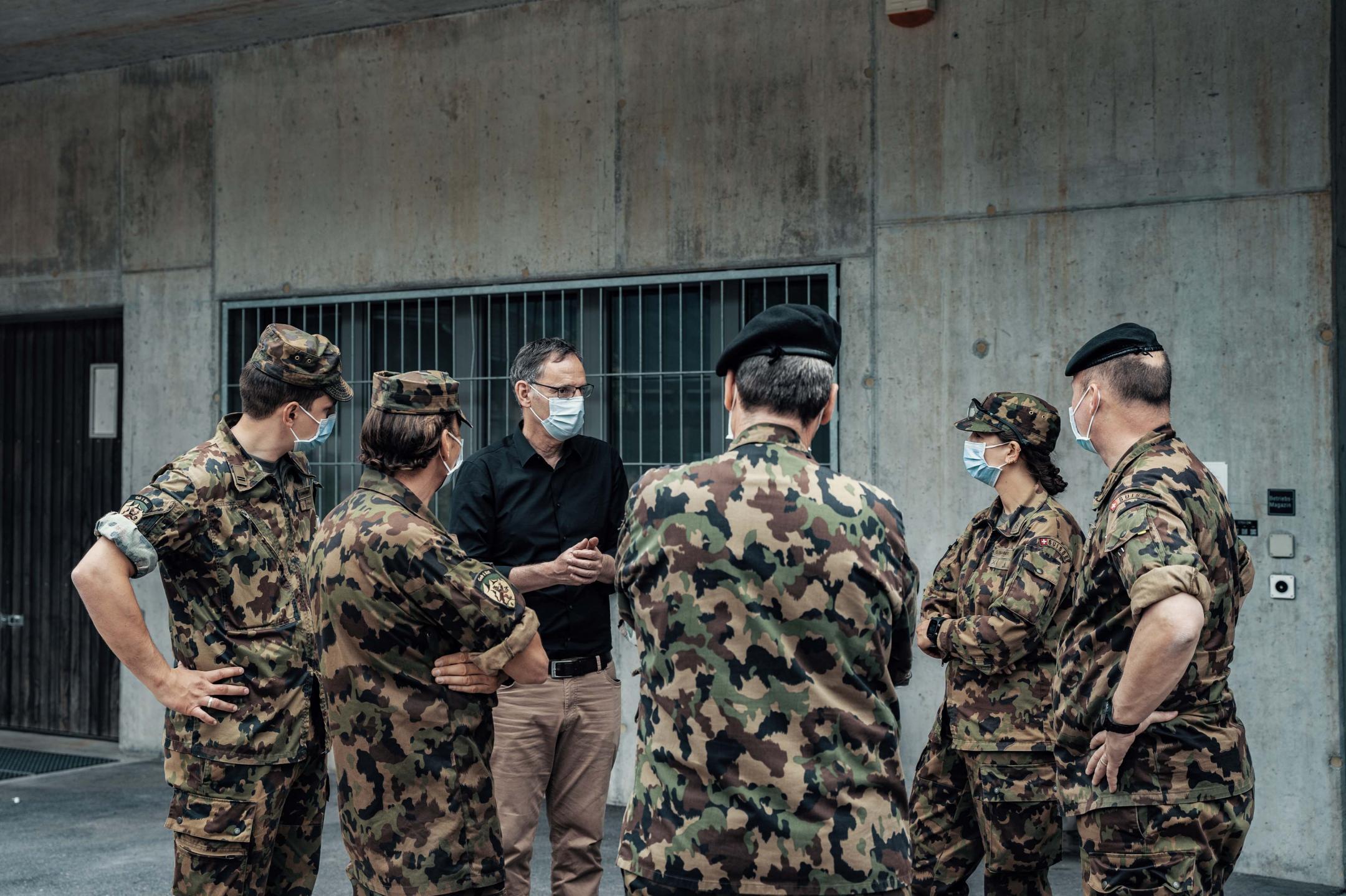 Regierungsrat Mario Fehr im Gespräch mit Kadern des Geb S Bat 6