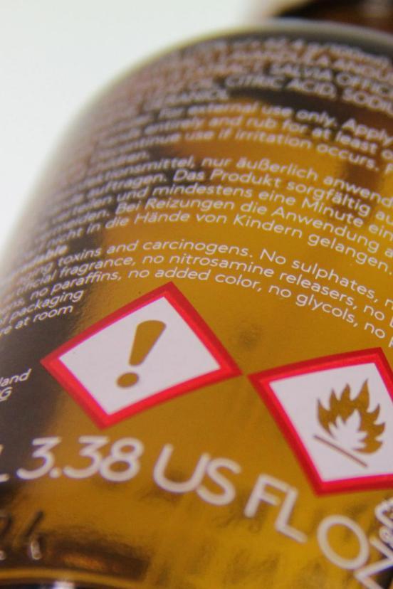 Gefahrenkennzeichnung einer Chemikalie auf einer Flasche.