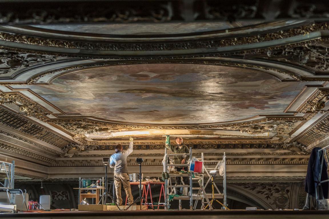 Restauratorinnen während der Arbeit in der Grossen Tonhalle