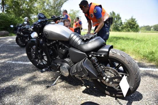 Polizist kontrolliert ein Motorrad