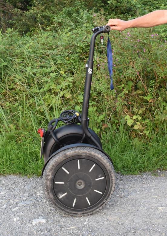 Segway - Stehroller bestehend aus zwei Räder und dazwischen eine Stehfläche und einem Haltegriff