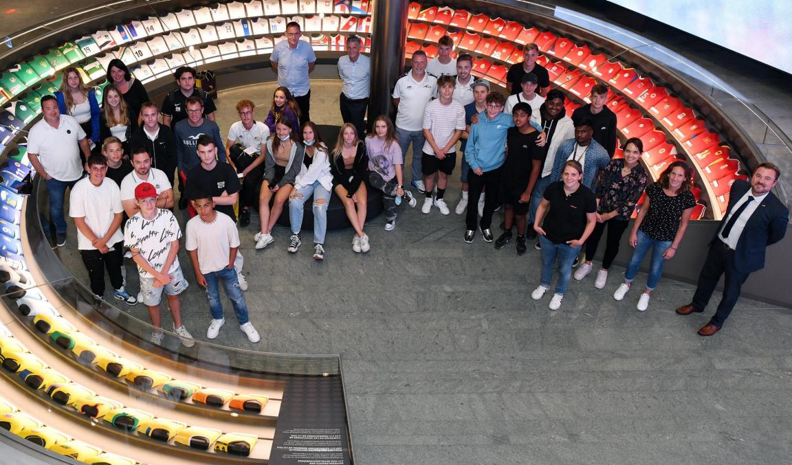 Impressionen aus dem FIFA-Museum: Gruppenbild mit den 1418coaches.