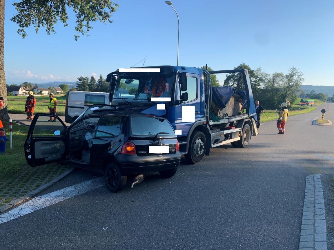 Verkehrsunfall zwischen einem Lastwagen und einen Auto