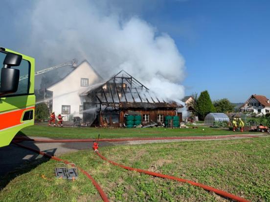 Löscharbeiten der Feuerwehr bei einem Scheuenbrand