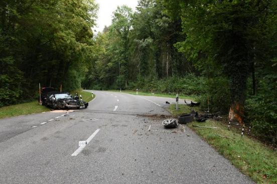 Stark beschädigtes Auto am Strassenrand nach Anprall gegen Baum