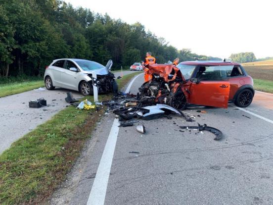 Stark beschädigte Fahrzeuge nach Frontalkollision