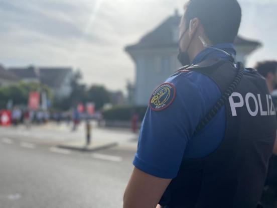 Polizist beobachtet die Demo