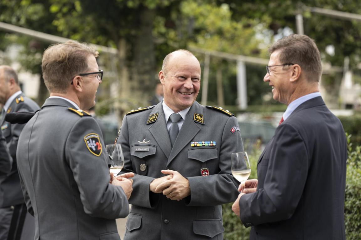 Gruppenfoto Korpskommandant Aldo C. Schellenberg (rechts), Divisionär Willy Brülisauer (Mitte)