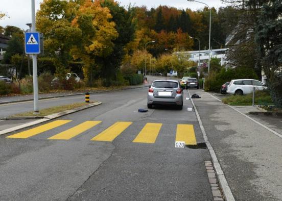 Personenwagen auf Strasse stehen nach einem Fussgängerstreifen