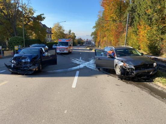 Die Unfallfahrzeuge stehen in gleicher Richtung nebeneinander