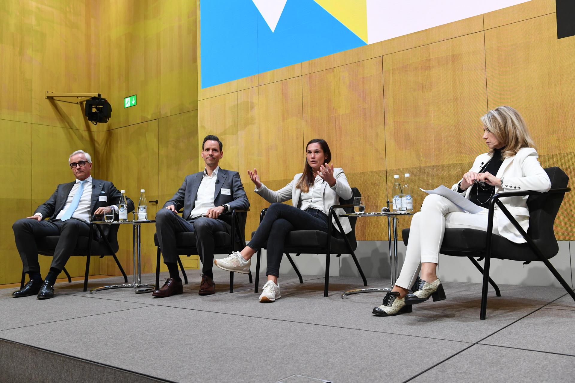 Podiumsdiskussion mit Rober Wagner, COO Credit Suisse, Pascal Specht-Keller, COO Inventx, Dr. Annina Coradi, Founder Spaceinnovators und Moderatorin Christine Maier.